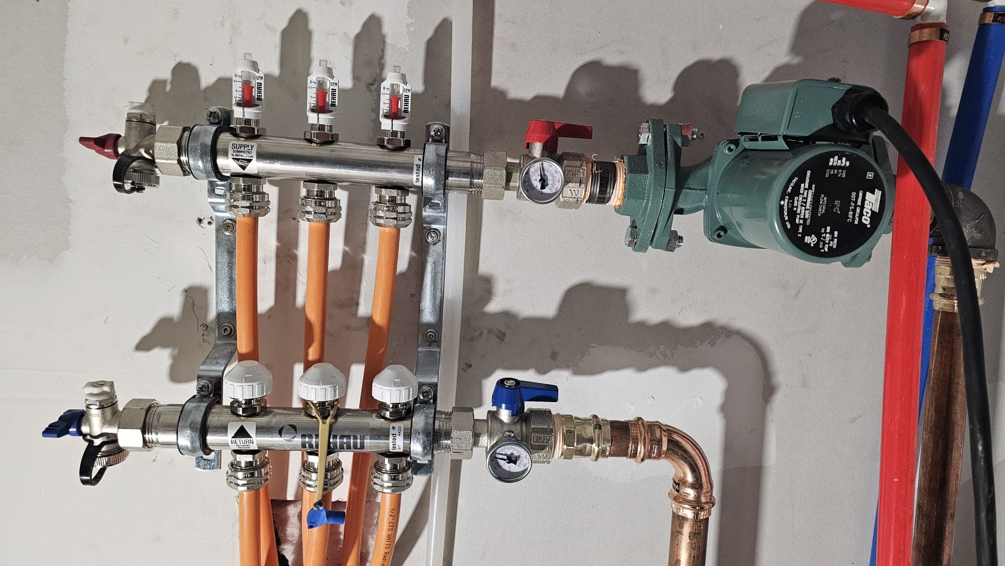 Radiant floor heating manifold with circulation pump and zone valves
